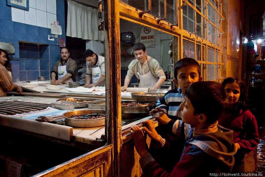 На одном углу улицы нашли пекарню, где нам достался бесплатный кусок хлеба за обещание отослать здешним ребятам сделанные фотографии. Шанлыурфа, Турция