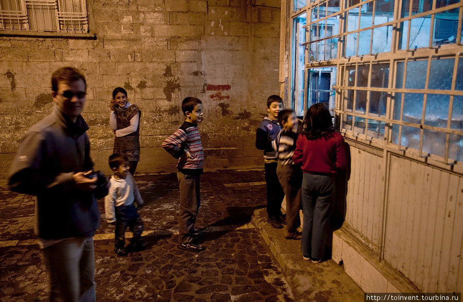 Взрослые отправляют детей за горячим хлебом. Шанлыурфа, Турция