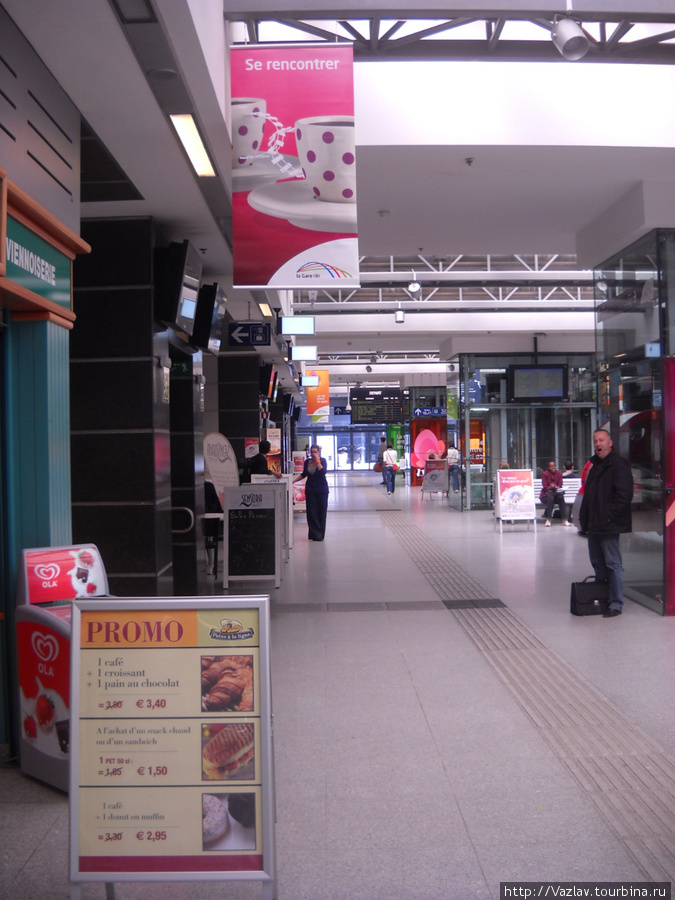 Основной коридор на втором этаже вокзала