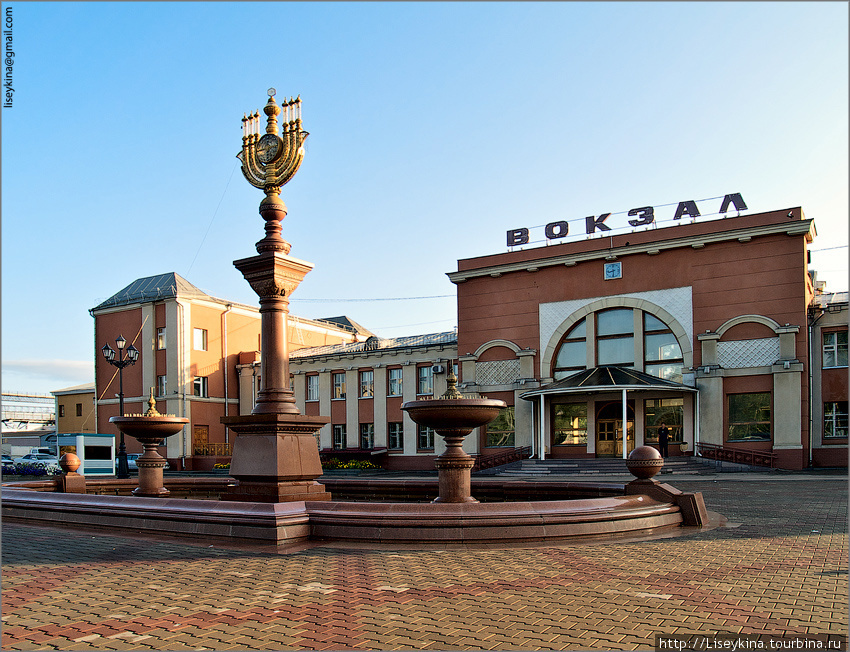 Город с филармонией на главной площади Биробиджан, Россия
