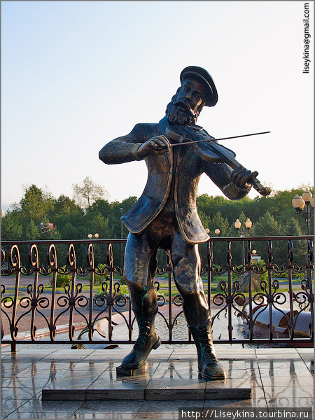 Город с филармонией на главной площади Биробиджан, Россия