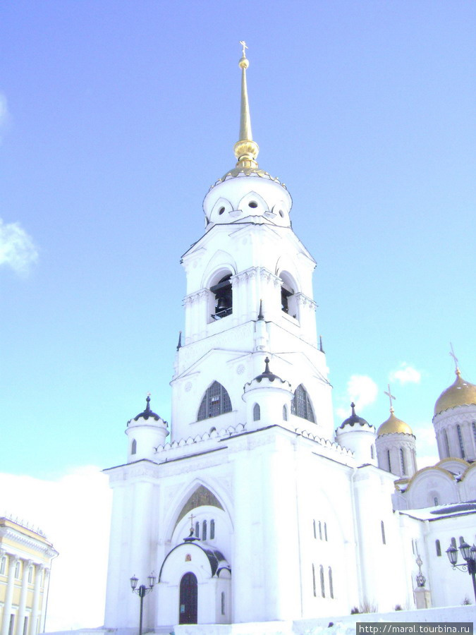 Ради исторической правды надо сказать, что великолепная колокольня перед собором была построена в начале XIX века Владимир, Россия