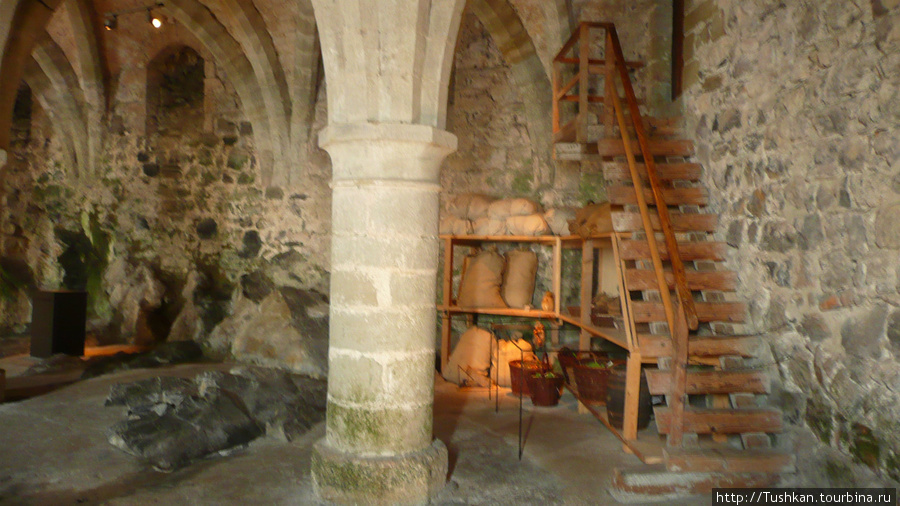 В XII веке подвальные помещения  были превращены в арсенал для бернсвокй флотилии, а сXIII века уже использовались под товарный склад и погреб. Монтрё, Швейцария