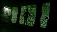 В одном из залов темницы установлен проектор, пугающий посетителей замка, проецируя на стену в кромешной темноте движущиеся фигуры – прогуливающихся дам, страдающих от кандалов узников, стражников, рыцарей и.тд. Вполне эффектно и страшновато.