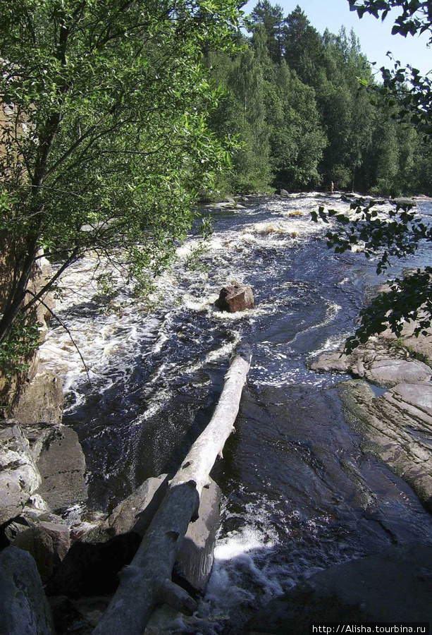 Разрушенная плотина на реке Уксунйоки Ууксу, Россия
