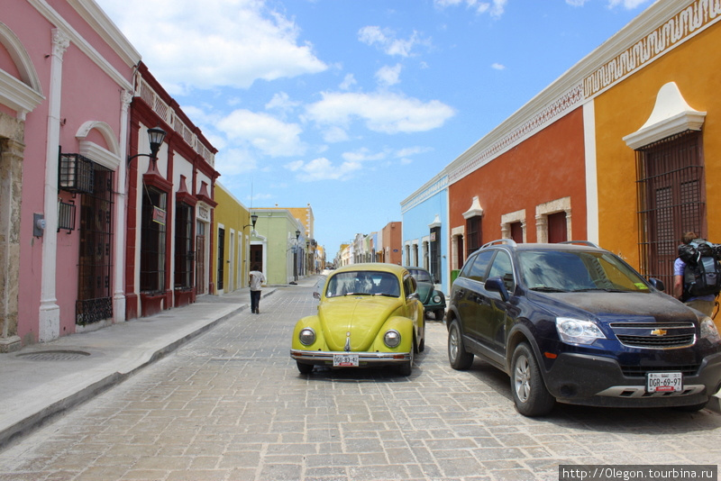 Улица с разноцветными домами Кампече, Мексика