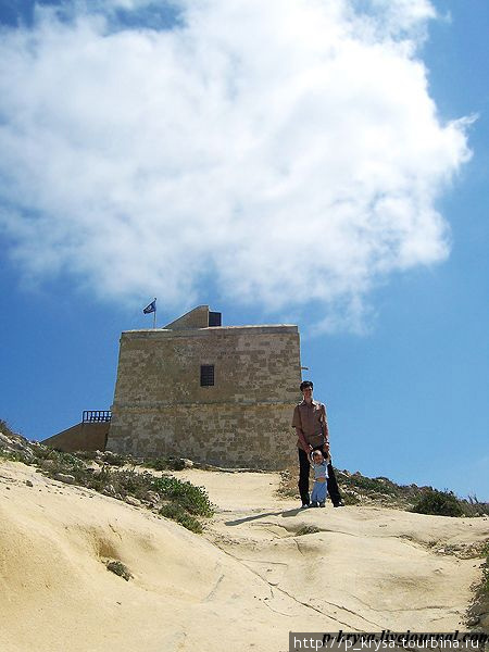 Башня рядом с Лазурным окном Двейра залив, Мальта
