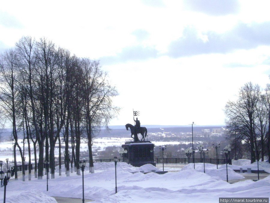 Вид на памятник крестителям Владимирской земли от Успенского кафедрального собора Владимир, Россия