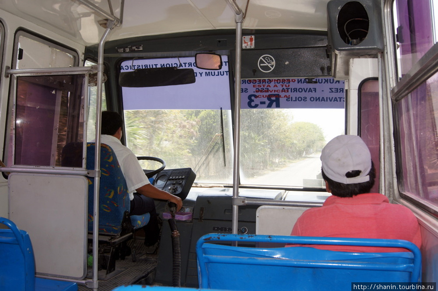 Городской автобус идет из центра города от муниципалитета к пляжам — проезд 5 песо Тулум, Мексика