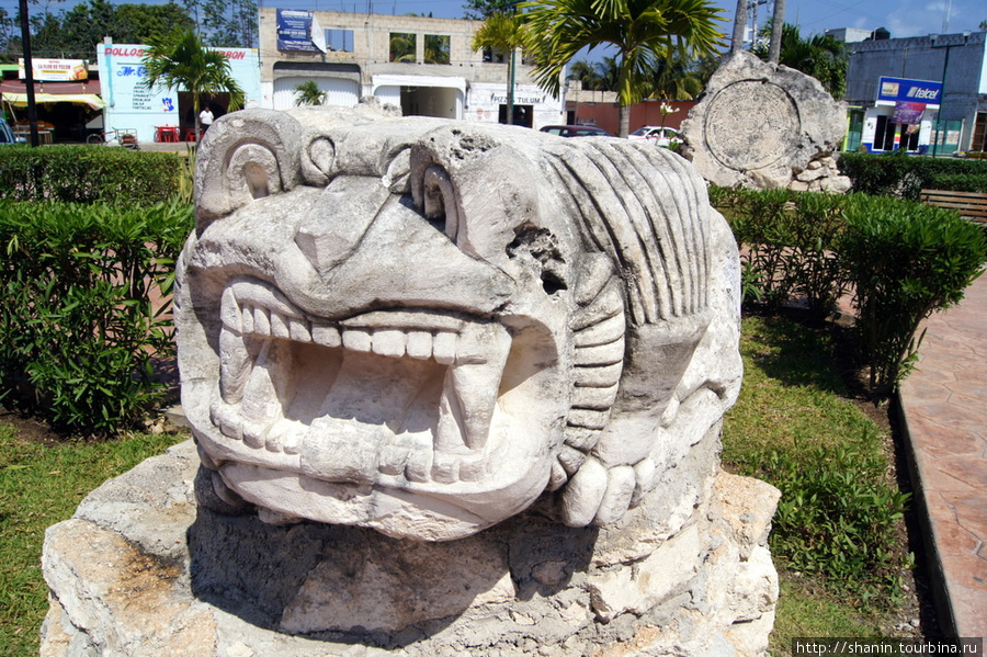 Статуя на центральной площади Тулум, Мексика