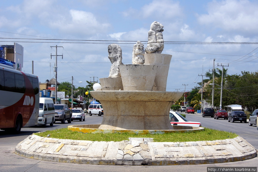 Памятник на разворотном круге Тулум, Мексика