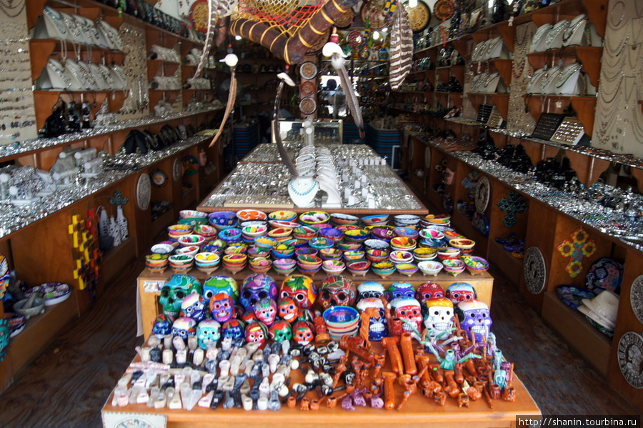 Сувенирный магазин на центральной улице Тулума Тулум, Мексика