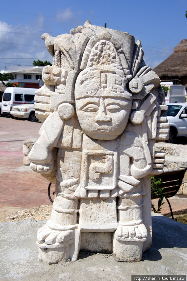 Скульптура у здания муниципаоитета Тулума Тулум, Мексика