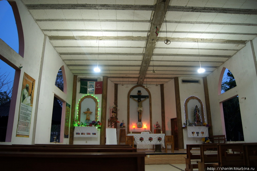Церковь в поселке Коба Коба, Мексика