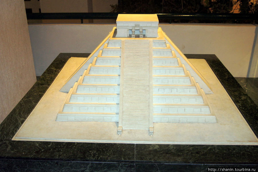 Макет пирамиды в музее культуры майя в Четумале Четумаль, Мексика