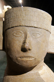 Каменная голова в музее культуры майя