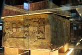 Огромный каменный саркофаг майя в музее Паленке