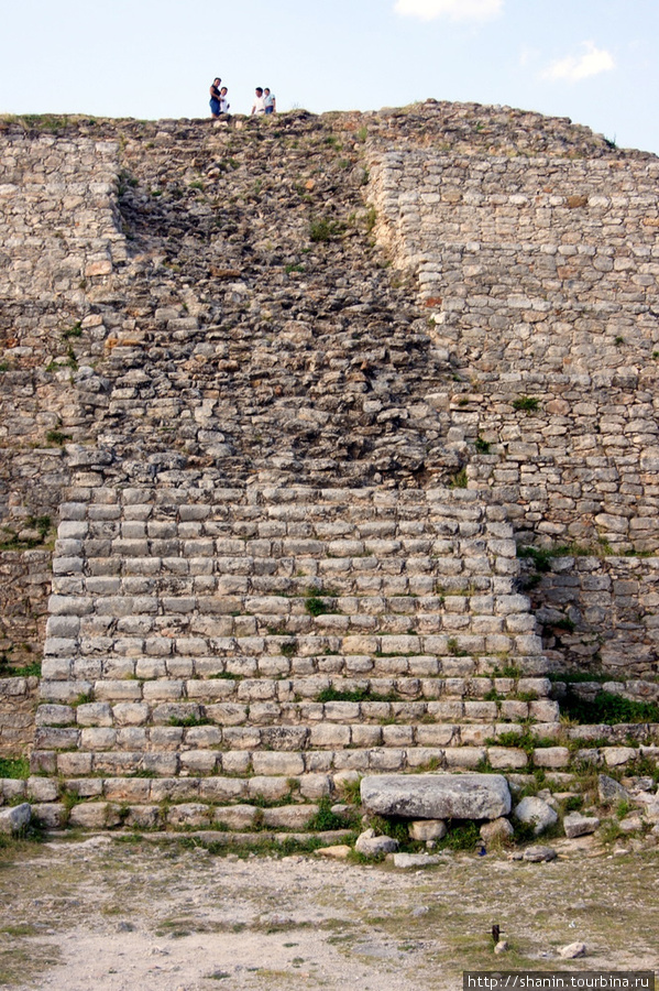 Гигантская лестница на вершину пирамиды Штат Юкатан, Мексика