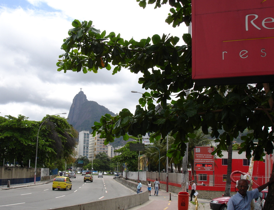 Около входа, в далеке видна гора Корковадо и статуя Христа Рио-де-Жанейро, Бразилия