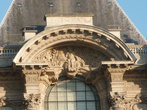 Еще одна классическая деталь французской архитектуры тех лет — изобилие каменных людей на фасадах