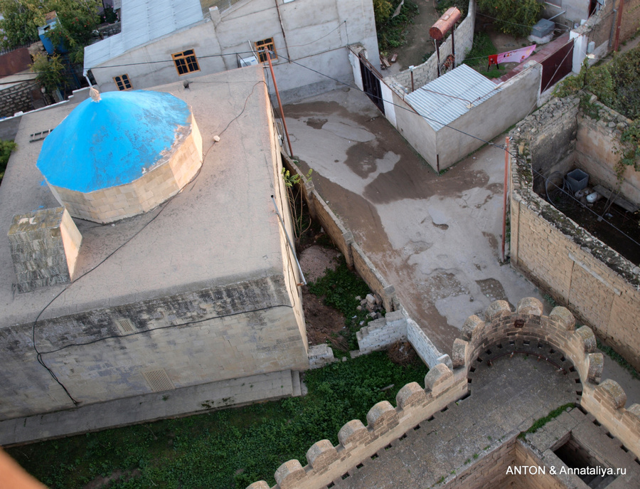 Мечеть и кусок крепостной стены внизу Мардакан, Азербайджан