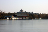 Восточный берег (вдалеке виднеются павильоны парка Цзиншань)