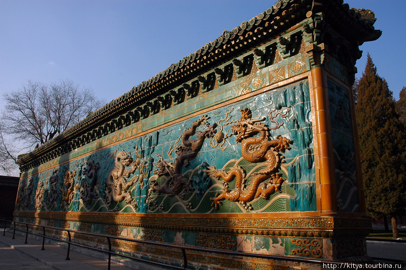 Стена девяти драконов Пекин, Китай