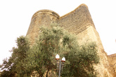 Город расположен в южной части Апшеронского полуострова, на берегу Каспийского моря
 В Старом городе находится великолепный архитектурный памятник— Девичья башня. Ее высота 28 м, диаметр — 16—16,5 м, толщина стен около 5 м. Это башня цилиндрической формы.