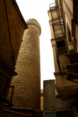 В Крепости сохранился минарет мечети Мухаммеда, известный как Сынык-кала («разрушенная башня»), которую возвел зодчий Мухаммед ибн Абу Бекр. Это самый ранний документально датируемый архитектурный памятник, причем не только Баку или Апшерона, но и всего Азербайджана.