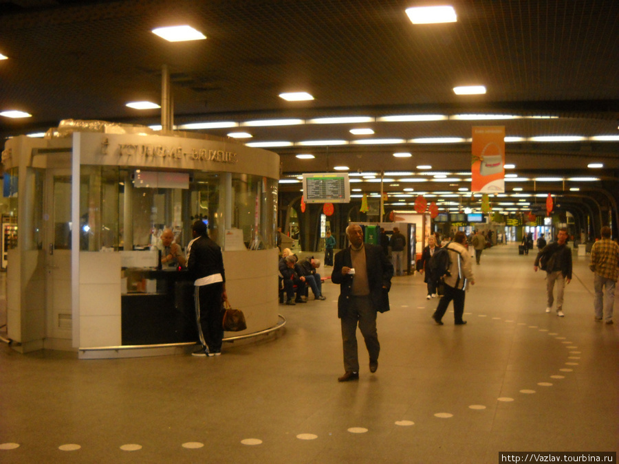 Информационная стойка в главном тоннеле Брюссель, Бельгия