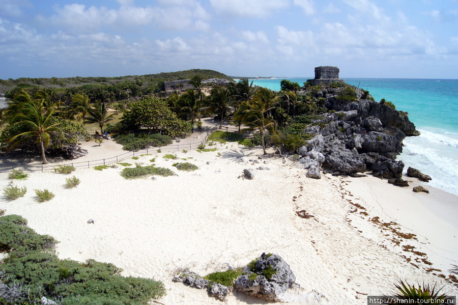 Руины Тулума и песчаный пляж