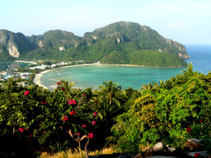 Вид на пляж Тонсай со смотровой площадки.