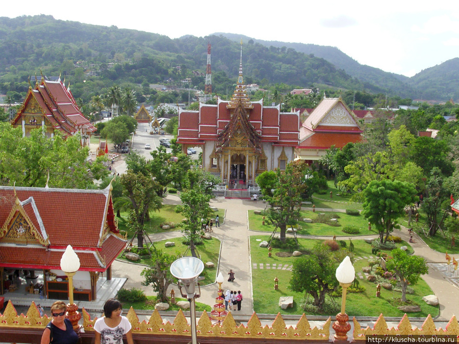 Вид сверху на площадь перед храмом.