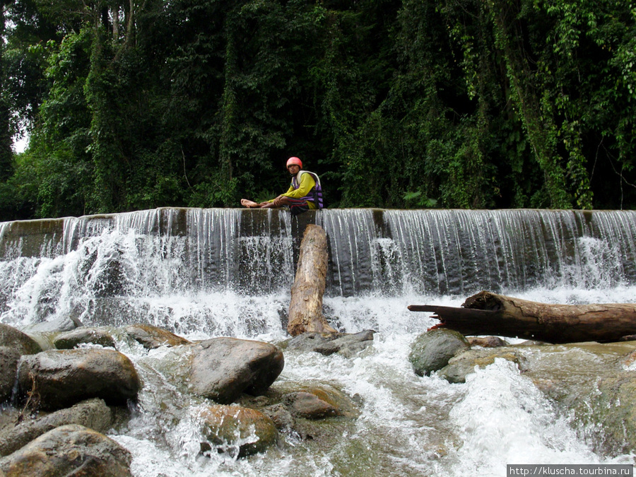 Затем открываются шлюзы, уровень в речке повышается и... Остров Пхукет, Таиланд