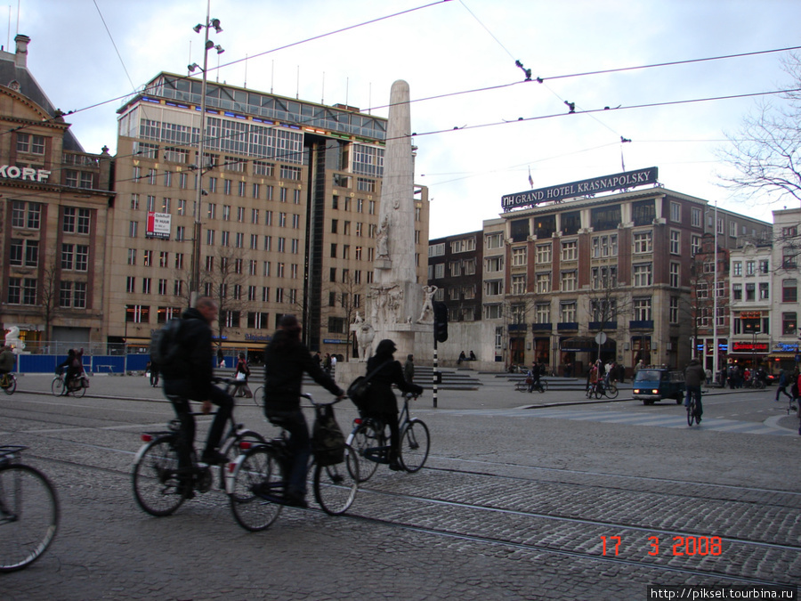 Площадь Дам и вездесущие велосипедисты Амстердам, Нидерланды