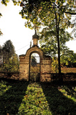 Ворота по периметру храма выполнены в русском стиле с луковичными главками над пролетами.