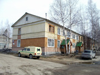 Первый дом будущего города, который был заложен 23 июля 1966 г. студенческим строительным отрядом Нефтяник г.Томска. Об этом говорит памятная доска у левой стороны дома.