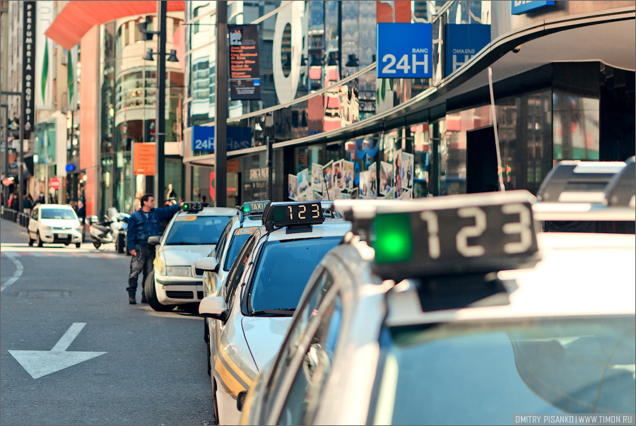 На всю страну около 20-50 машин такси, почти все базируются в центре Андорра-ла-Велья, Андорра