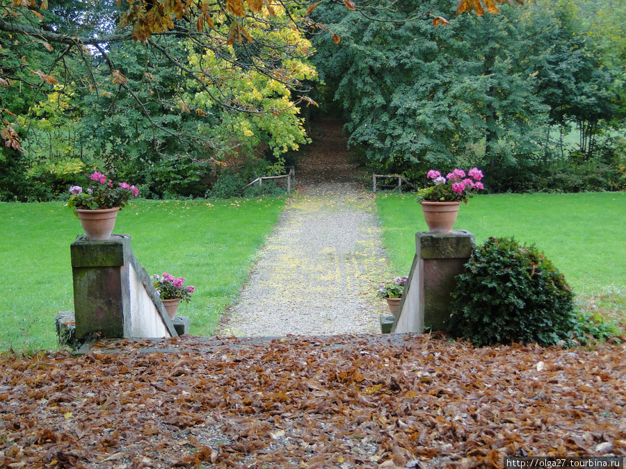 Парк,слегка запущенный и присыпанный осенней листвой,выглядит очень романтично,как,впрочем, и все поместье в целом Эльзас, Франция