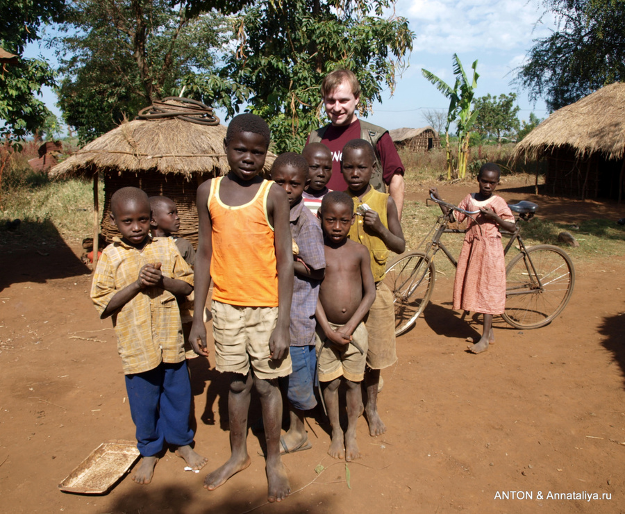 Антон с детьми багишу Мбале, Уганда