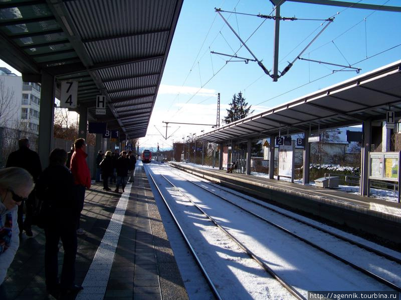 Платформа S-Bahn в Унтерхахинге Германия