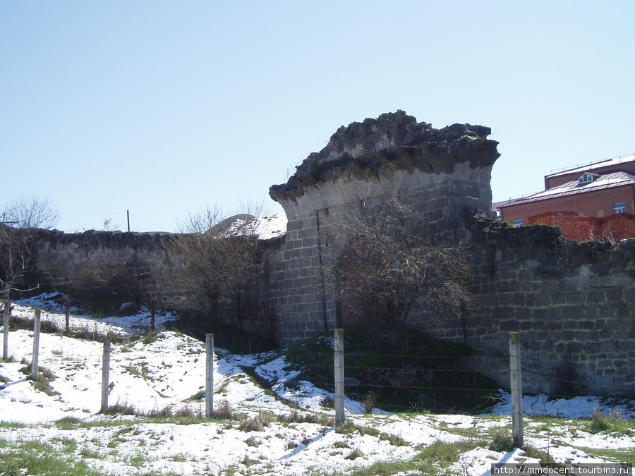Бывшие ворота крепости, сейчас не используются Назрань, Россия