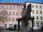 Памятник Ярославу Гашеку. Где-то в одном из этих домов появился на свет самый бравый солдат всех времен и народов.