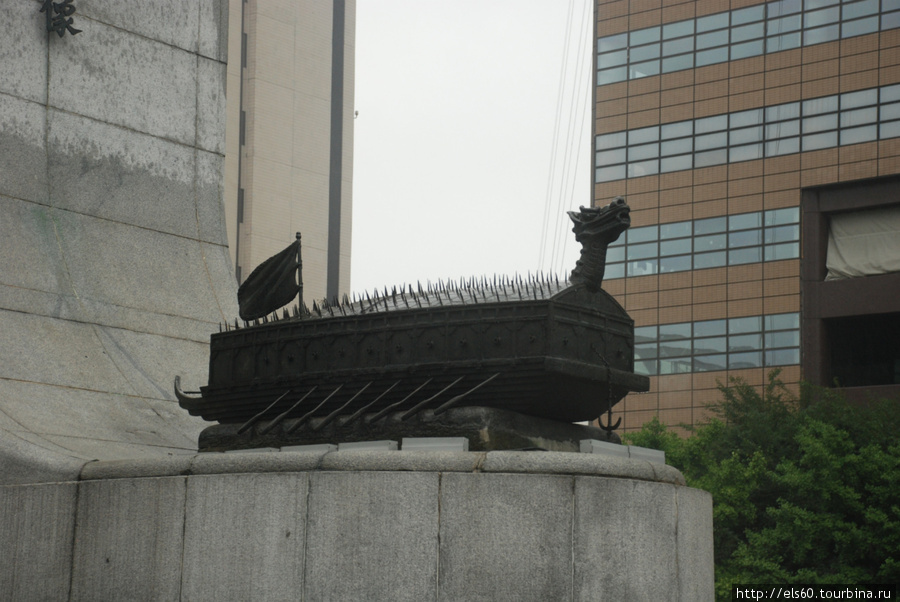 Добрались до какой-то очень большой площади, по всей видимости главной. Это боевой древний корейский корабль. Точнее его модель. Сеул, Республика Корея