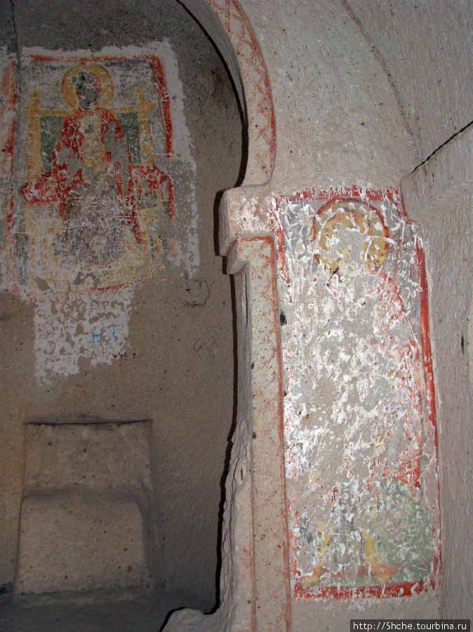 В некоторых церквушках сохранились остатки икон 9-10 века. Турки в прошлом их безжалостно уничтожали Каппадокия - Гереме Национальный Парк, Турция