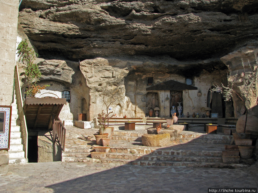 А это вход в гончарную мастерскую, расположившуюся в старых пещерах Каппадокия - Гереме Национальный Парк, Турция