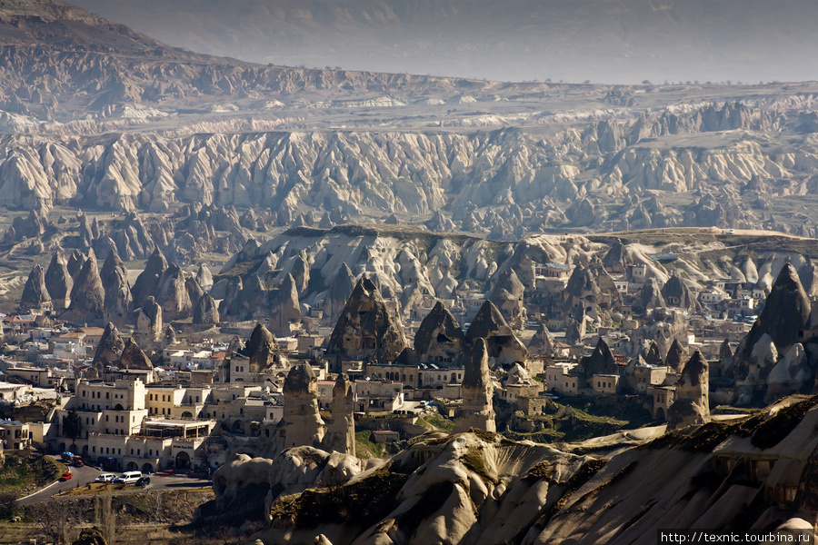 В долине затерялся туристический городок Гёреме Каппадокия - Гереме Национальный Парк, Турция