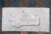 Знак на памятнике индейцу