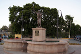Памятник на площади перед Францисканским монастырем