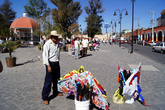Продавец цветов на центральной площади